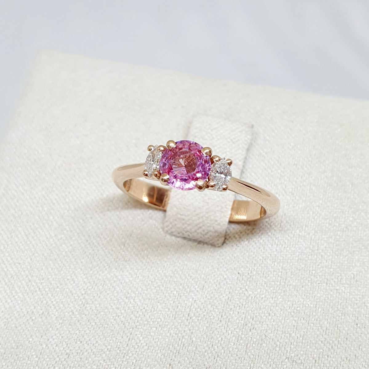 ANELLO IN ORO ROSA CON DIAMANTI E ZAFFIRO ROSA