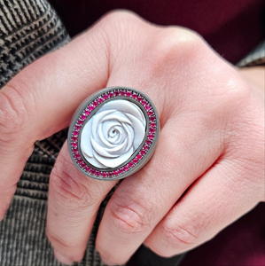ANELLO IN TITANIO CON CAMEO E RUBINI