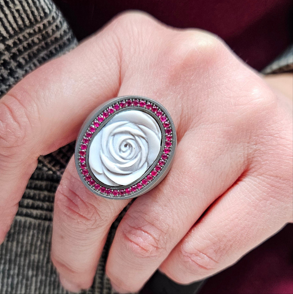 ANELLO IN TITANIO CON CAMEO E RUBINI