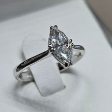 Carica l&#39;immagine nel visualizzatore di Gallery, Anello solitario Marquise lab grown diamond
