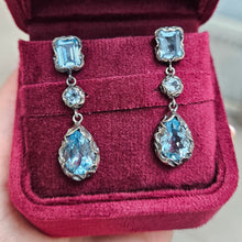 Carica l'immagine nel visualizzatore di Gallery, ORECCHINI SHRI PENDENTI 3 PIETRE OA0248/V1
