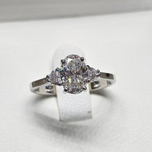 Carica l&#39;immagine nel visualizzatore di Gallery, Anello trilogy oval Lab grown diamond
