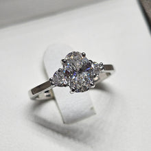 Carica l&#39;immagine nel visualizzatore di Gallery, Anello trilogy oval Lab grown diamond
