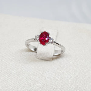 ANELLO IN ORO BIANCO CON DIAMANTI E RUBINO