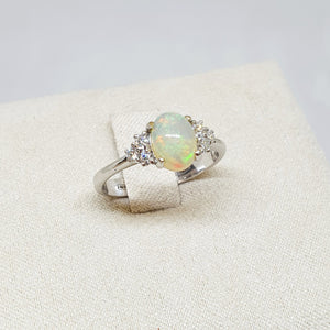 ANELLO IN ORO BIANCO CON DIAMANTI E OPALE
