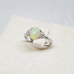 ANELLO IN ORO BIANCO CON DIAMANTI E OPALE