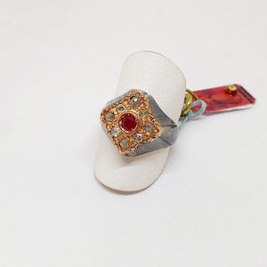Anello scudo rubino con rosette di diamante AN2523
