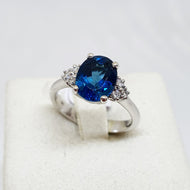 ANELLO IN ORO BIANCO CON DIAMANTI E TOPAZIO BLU LONDON