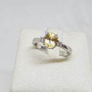 ANELLO IN ORO BIANCO CON DIAMANTI E ZAFFIRO GIALLO