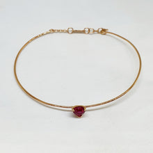 Carica l&#39;immagine nel visualizzatore di Gallery, Bracciale rigido cuore rubino
